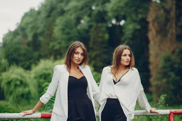 Chicas de moda en un parque — Foto de Stock