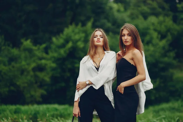 Meninas da moda em um parque — Fotografia de Stock