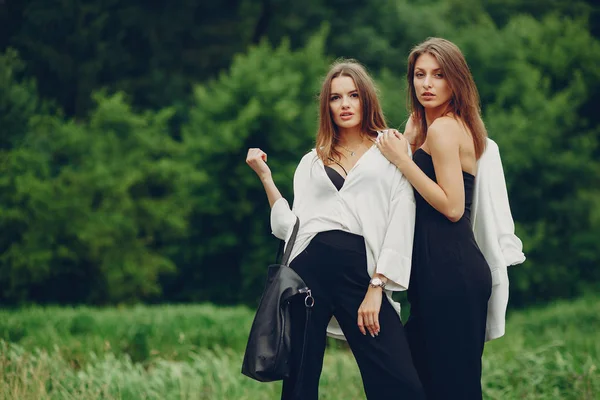 Ragazze di moda in un parco — Foto Stock