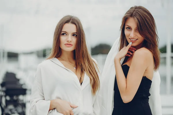 Deux Filles Élégantes Une Dame Chemise Blanche Femme Dans Une — Photo