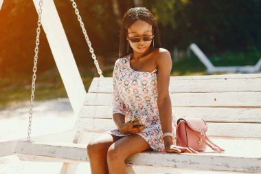 Salıncakta oturan şık kız