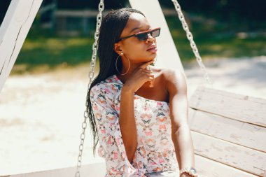 Salıncakta oturan şık kız