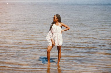 Yaz gölde bir zenci kız