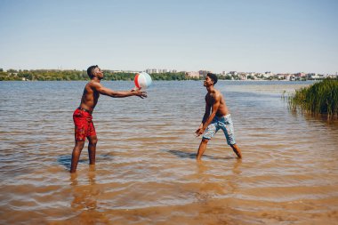 Zenci bir yaz parkta