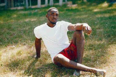 Zenci bir yaz parkta