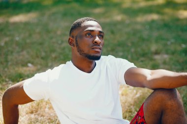 Zenci bir yaz parkta