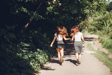 Bir parkta şirin kız