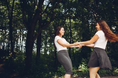 Bir parkta şirin kız