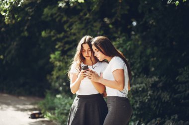 Bir parkta şirin kız