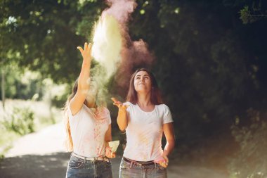 Bir parkta şirin kız