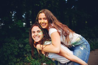 Bir parkta şirin kız