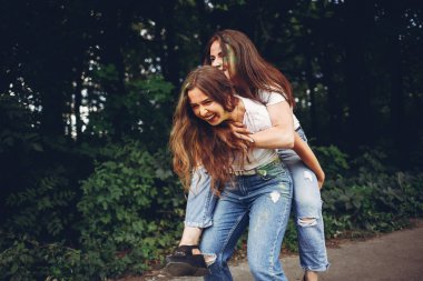 Bir parkta şirin kız