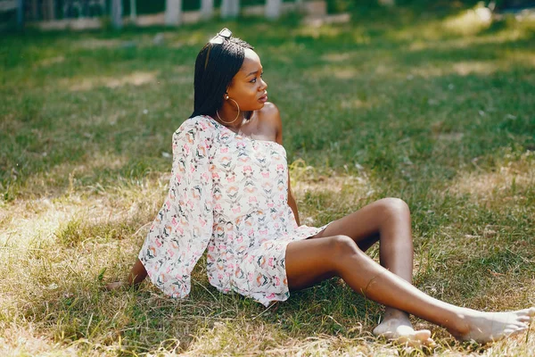 Bir parkta şık siyah kız