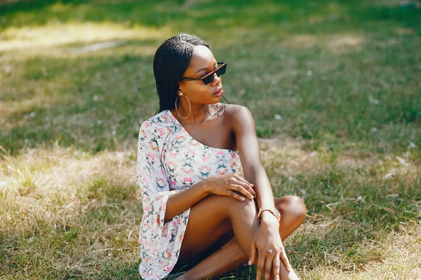 Menina preta elegante em um parque — Fotografia de Stock