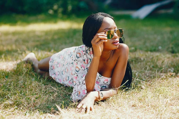 Menina preta elegante em um parque — Fotografia de Stock