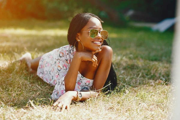 Menina preta elegante em um parque — Fotografia de Stock