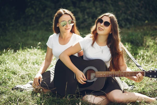 Irmãs bonitos em um parque — Fotografia de Stock