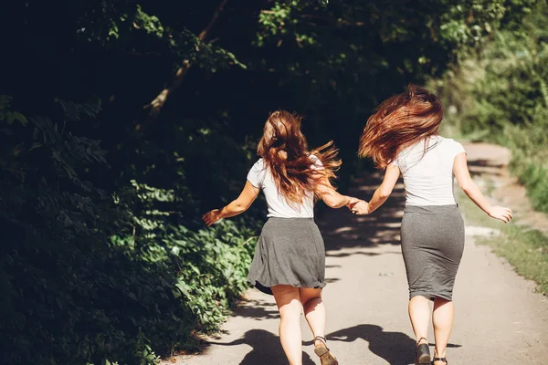 Hermanas lindas en un parque —  Fotos de Stock