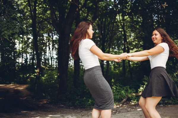 Sorelle carine in un parco — Foto Stock