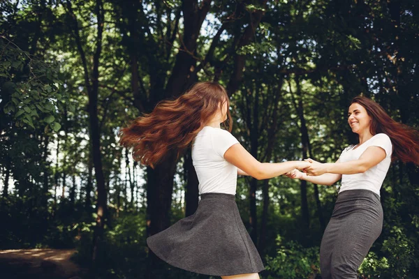 Sorelle carine in un parco — Foto Stock