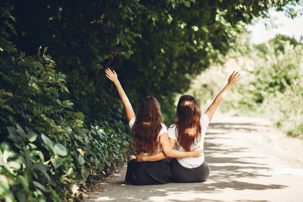 Schattig zusters in een park — Stockfoto