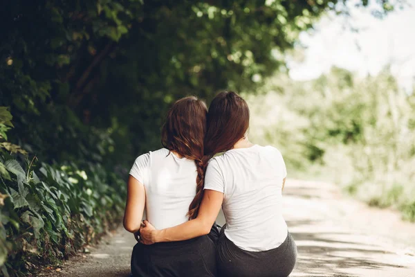 Χαριτωμένο αδελφές σε ένα πάρκο — Φωτογραφία Αρχείου