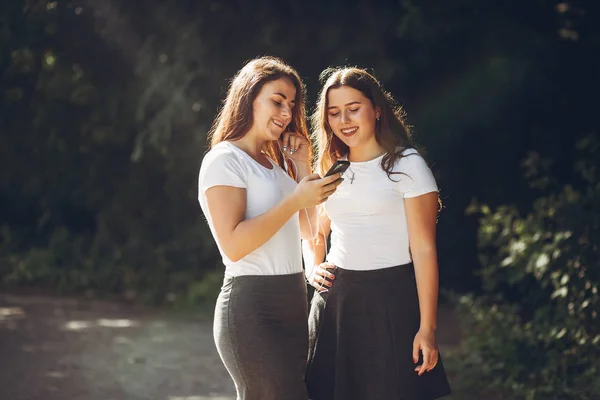 Duas Irmãs Bonitas Raparigas Divertem Num Parque Senhora Use Telefone — Fotografia de Stock