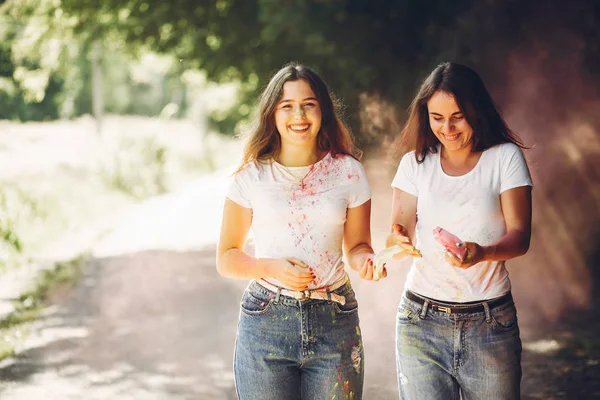 Irmãs bonitos em um parque — Fotografia de Stock