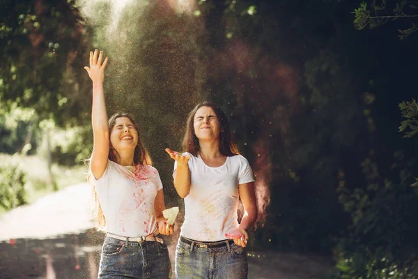 Mignonnes sœurs dans un parc — Photo