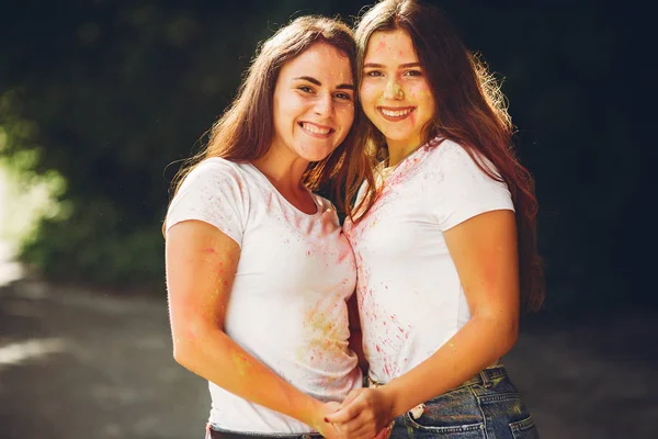 Hermanas lindas en un parque — Foto de Stock