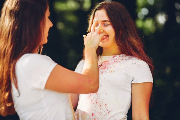 Hermanas lindas en un parque — Foto de Stock