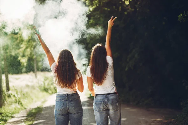 Schattig zusters in een park — Stockfoto