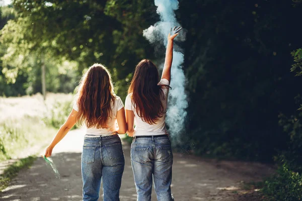 Schattig zusters in een park — Stockfoto