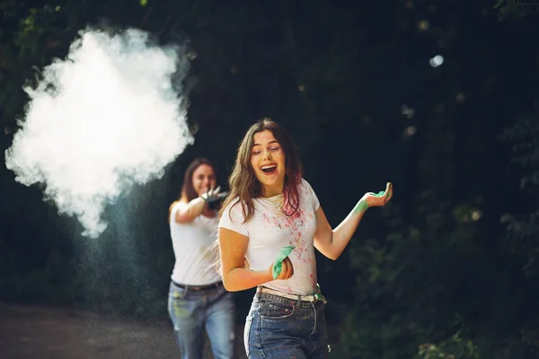 Irmãs bonitos em um parque — Fotografia de Stock