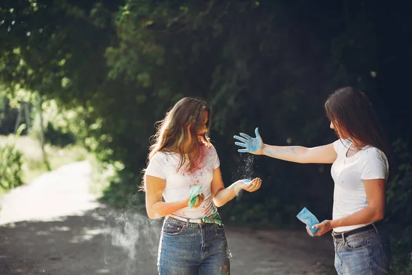 Mignonnes sœurs dans un parc — Photo