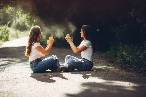 Söta systrar i en park — Stockfoto
