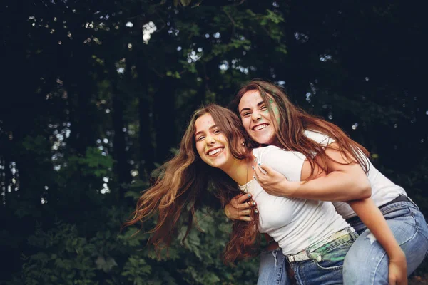 Hermanas lindas en un parque —  Fotos de Stock