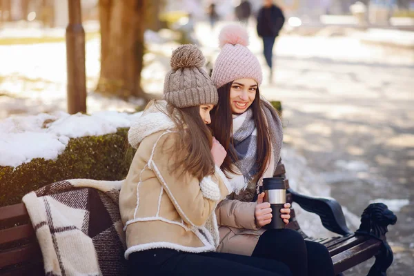 Gelukkig meisjes in een winter-stad — Stockfoto