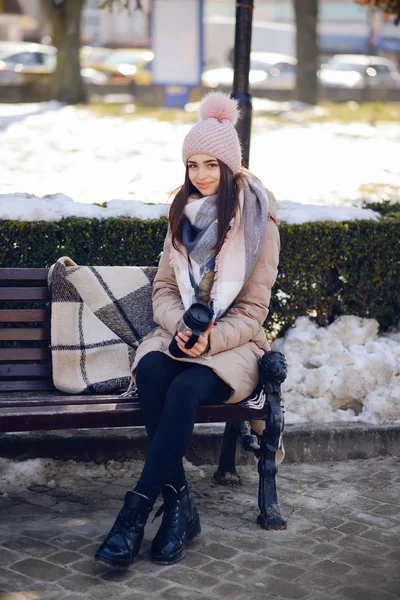 겨울 도시에 행복 한 여자 — 스톡 사진