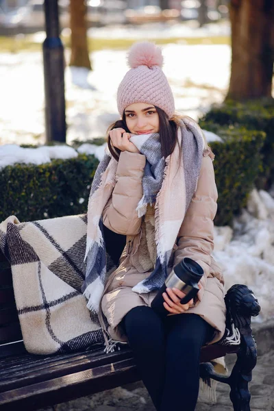 冬の市で幸せな女の子 — ストック写真