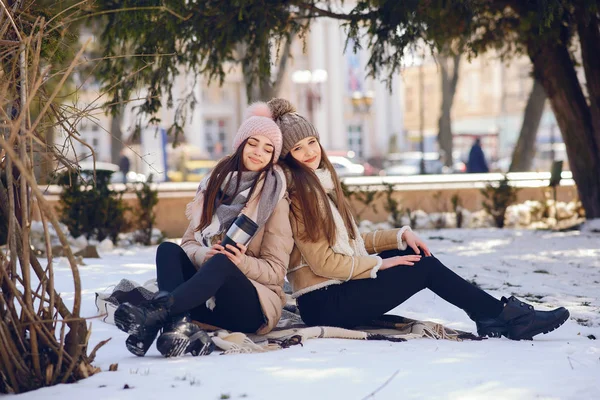 Lindos Amigos Sentados Una Tela Cuadros Chicas Una Ciudad Invernal — Foto de Stock