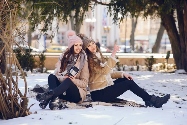 Счастливые девушки в зимнем городе — стоковое фото