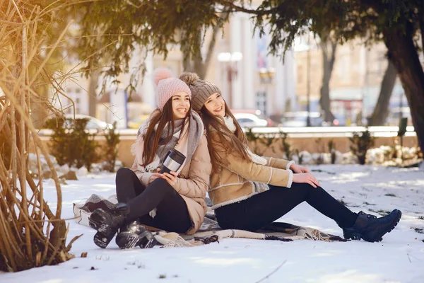 Gelukkig meisjes in een winter-stad — Stockfoto