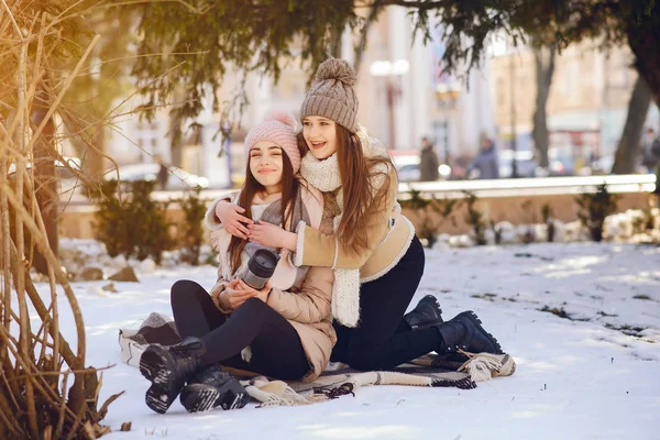 Glückliche Mädchen in einer Winterstadt — Stockfoto