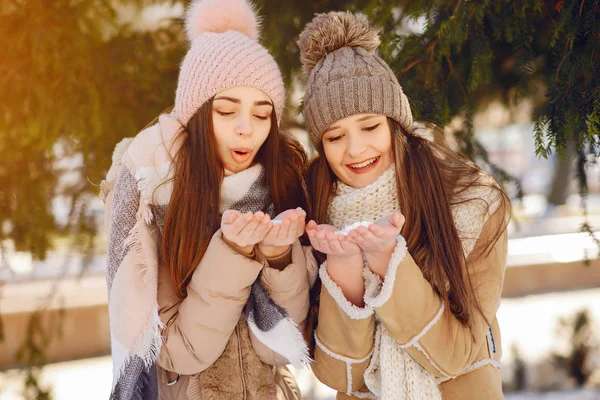 Gelukkig meisjes in een winter-stad — Stockfoto
