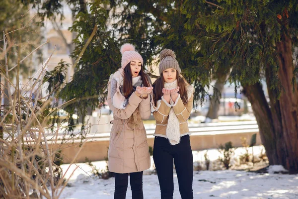 Chicas felices en una ciudad de invierno — Foto de Stock