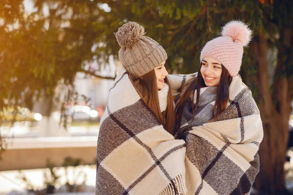 Ragazze felici in una città invernale — Foto Stock