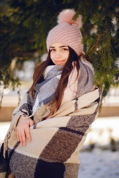 Happy girls in a winter city — Stock Photo, Image