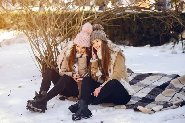 Szczęśliwy dziewcząt w zimie miasto — Zdjęcie stockowe