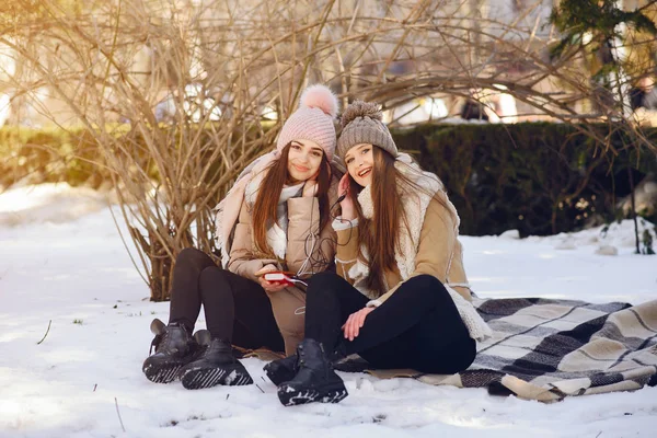 Meninas felizes em uma cidade de inverno — Fotografia de Stock